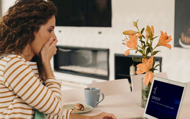 chica sorprendida mirando mensaje de error en el ordenador