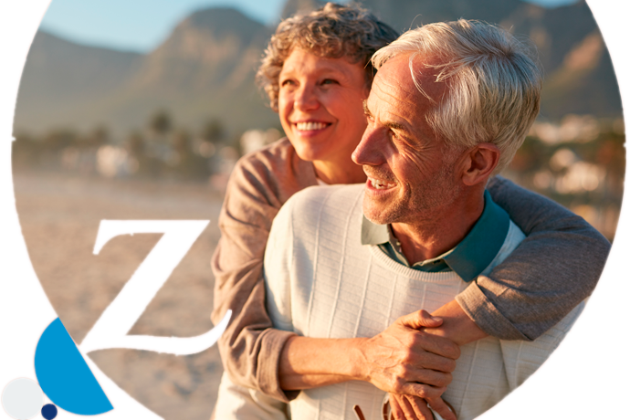 pareja mayor sonrientes durante un paseo al atardecer