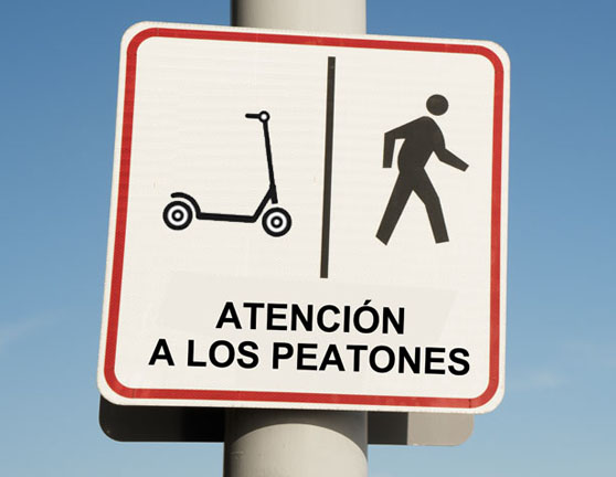 Señal de atención a los peatones para los que montan en patinete eléctrico