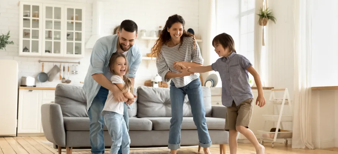 Familia jugando en el salón de su casa