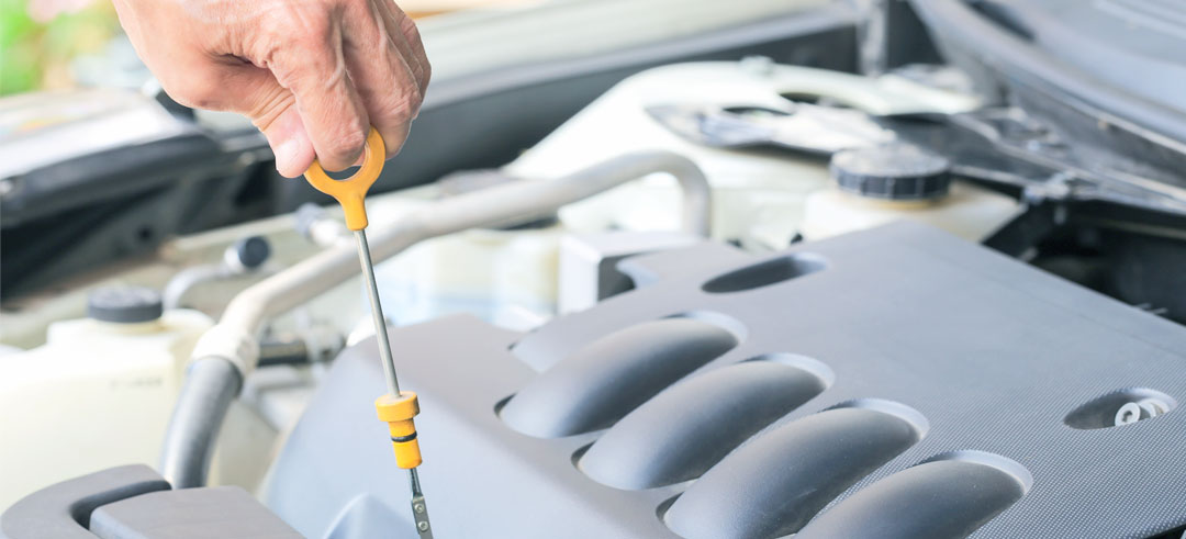 Mantenimiento de coche en taller mecánico