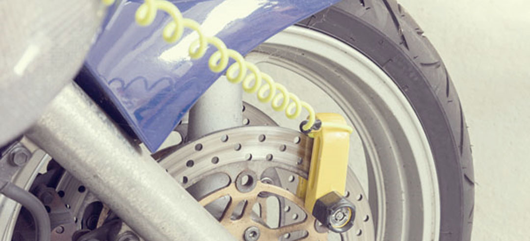 Rueda de una moto con un candado para evitar el robo