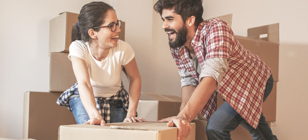 Pareja feliz realizando una mudanza