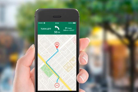Móvil mostrando una aplicación de mapas con un recorrido marcado